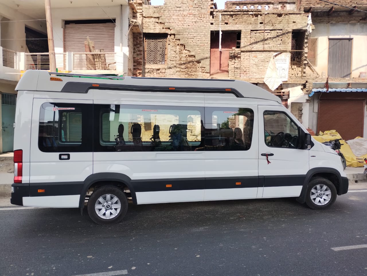 Rishi Tour And Travels car 37
